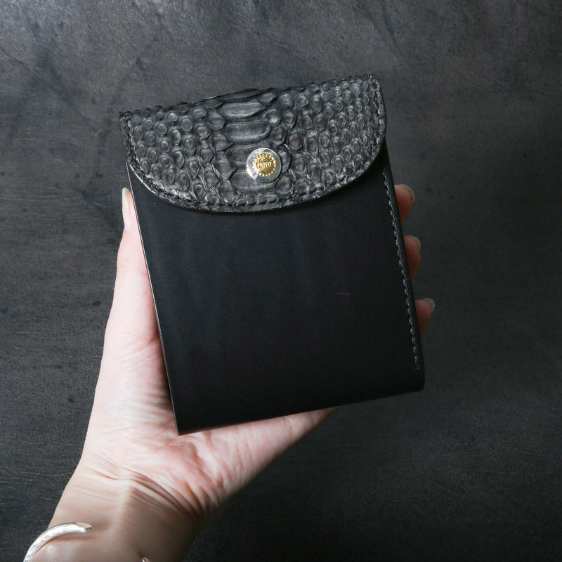 【2025 SPECIAL】W7 墨染めパイソン ショートウォレット