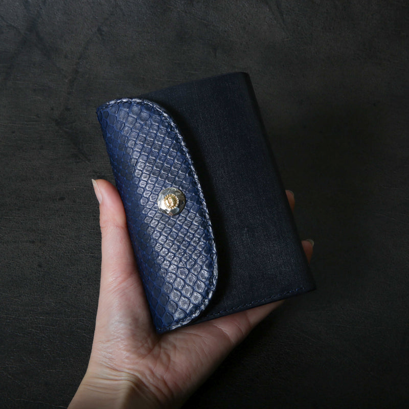【2025 SPECIAL】W6 藍染パイソン × ブライドルレザー ミドルウォレット