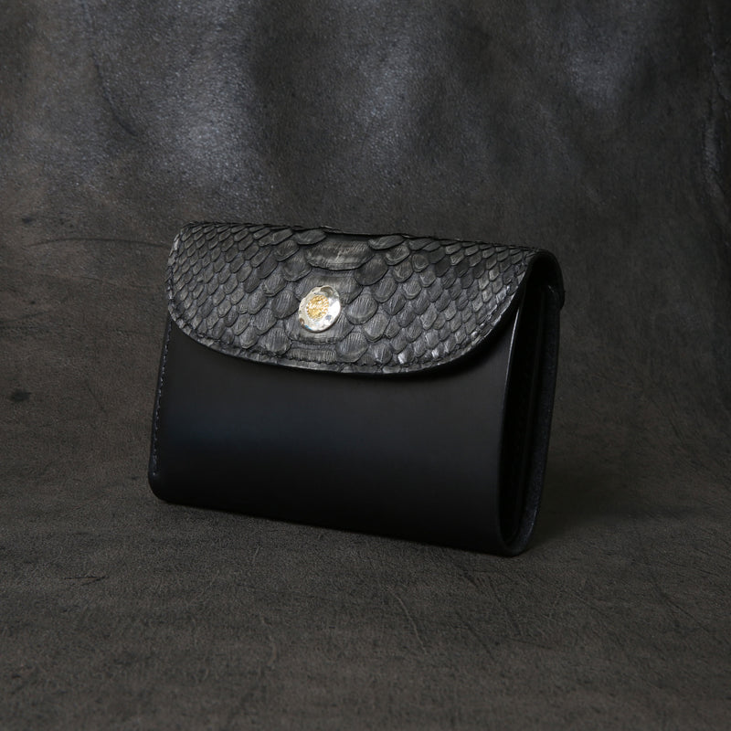 【2025 SPECIAL】W6 墨染めパイソン ミドルウォレット