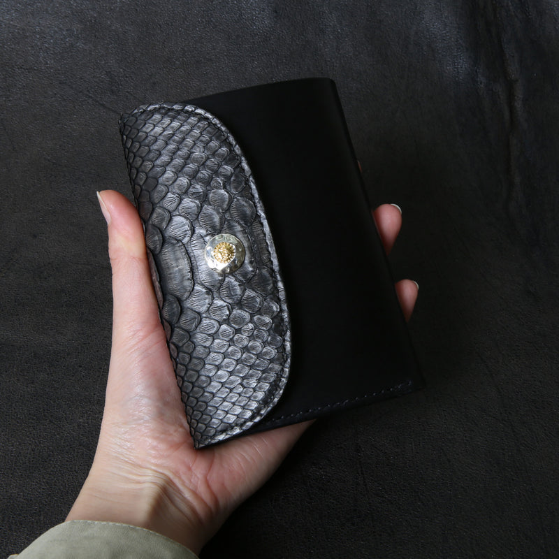 【2025 SPECIAL】W6 墨染めパイソン ミドルウォレット