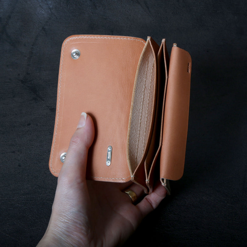 【2025 MOTOR SPECIAL】RW8 ヌメクロコ ≪NATURAL≫ トラッカーズミドルウォレット