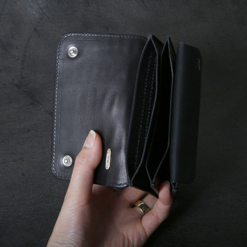 【2025 MOTOR SPECIAL】RW8 ハンドダイ・ヌメクロコ ≪BLACK≫ トラッカーズミドルウォレット