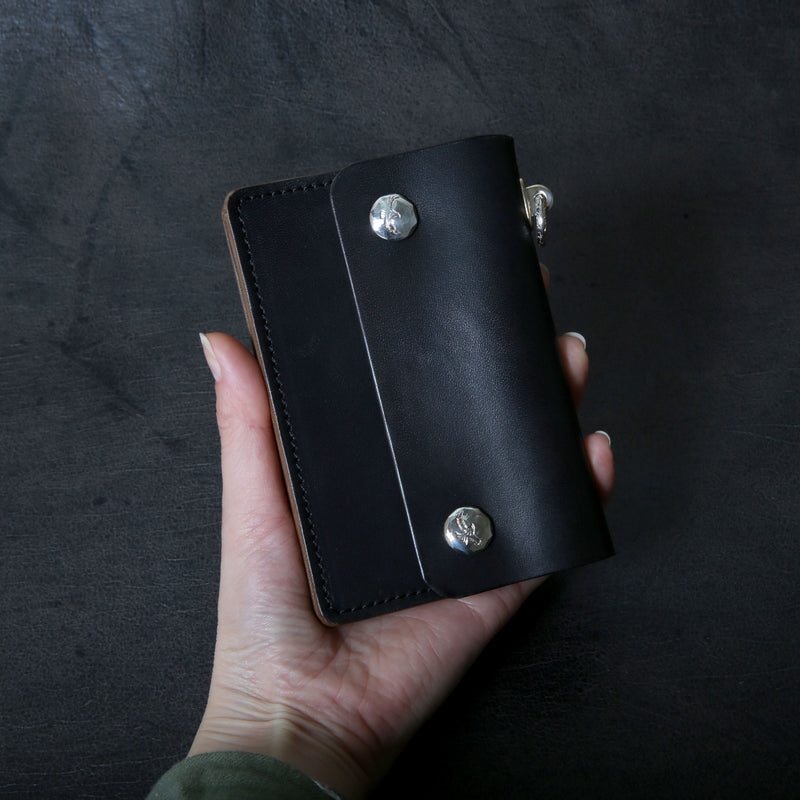 【2025 MOTOR SPECIAL】RW8 ハンドダイ・イタリアンホースバット ≪BLACK≫ トラッカーズミドルウォレット