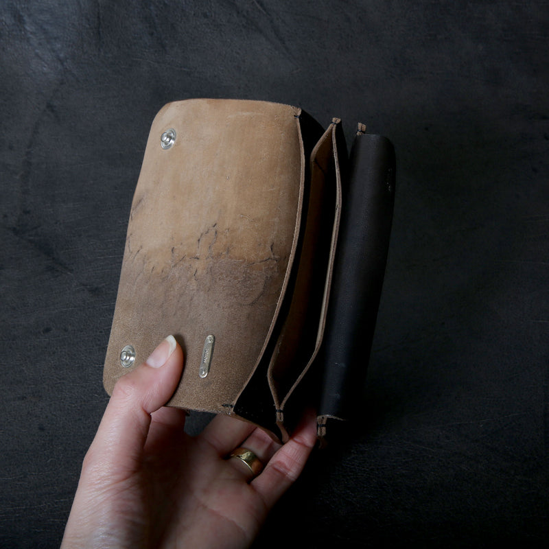 【2025 MOTOR SPECIAL】RW8 ハンドダイ・イタリアンホースバット ≪BLACK≫ トラッカーズミドルウォレット