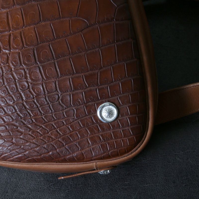 【2025 MOTOR SPECIAL】HBAG1 ハンドダイ・ヌメクロコ ≪BROWN≫ "HIDEO MOTOIKE" ボディバッグ