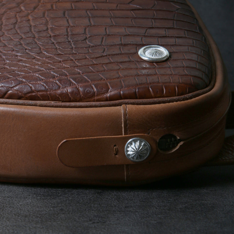 【2025 MOTOR SPECIAL】HBAG1 ハンドダイ・ヌメクロコ ≪BROWN≫ "HIDEO MOTOIKE" ボディバッグ