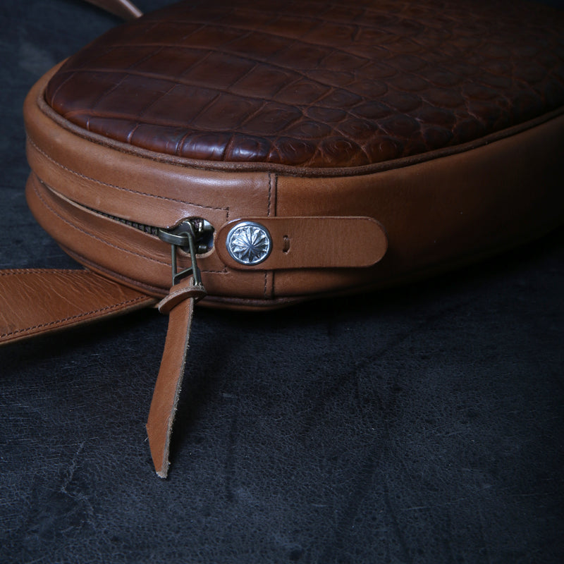 【2025 MOTOR SPECIAL】HBAG1 ハンドダイ・ヌメクロコ ≪BROWN≫ "HIDEO MOTOIKE" ボディバッグ