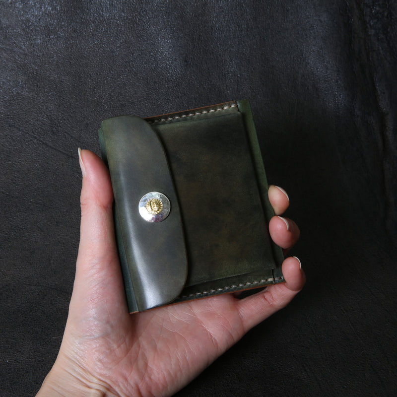 【2025 SPECIAL】W9 ロカドコードバン ≪ムラ染GREEN≫ コンパクトウォレット