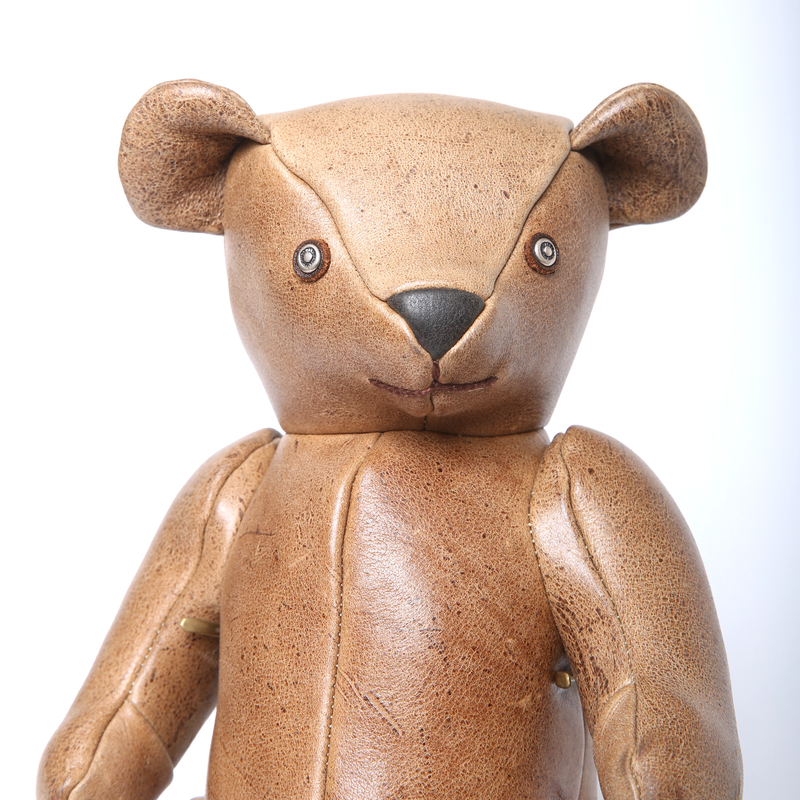 ミュージアムグッズ期間限定発売(発売期間 2月25日〜3月10日) LEATHER ANIMALS TEDDY BEAR /  革の動物シリーズ テディベア(スタンド付)