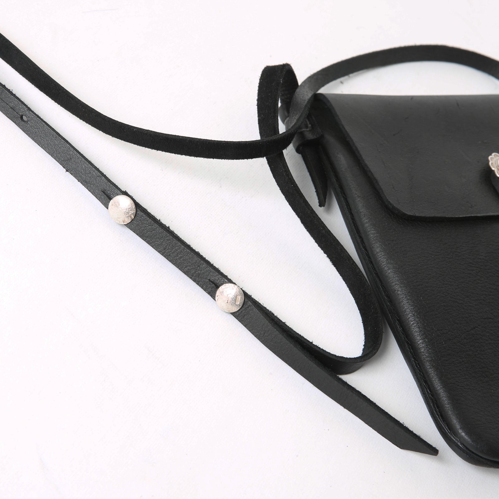 アンチドート/ショルダーバッグ/クーティ/カウハイドレザー×シルバー  