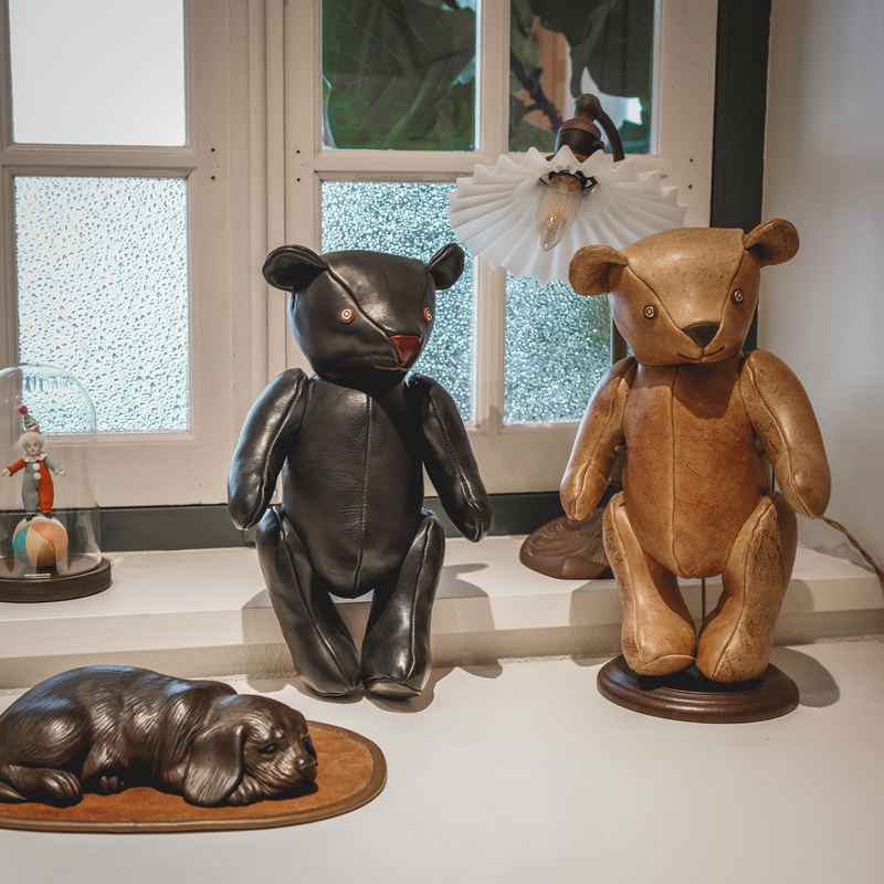 ミュージアムグッズ期間限定発売(発売期間 2月25日〜3月10日) LEATHER ANIMALS TEDDY BEAR /  革の動物シリーズ テディベア(スタンド付)